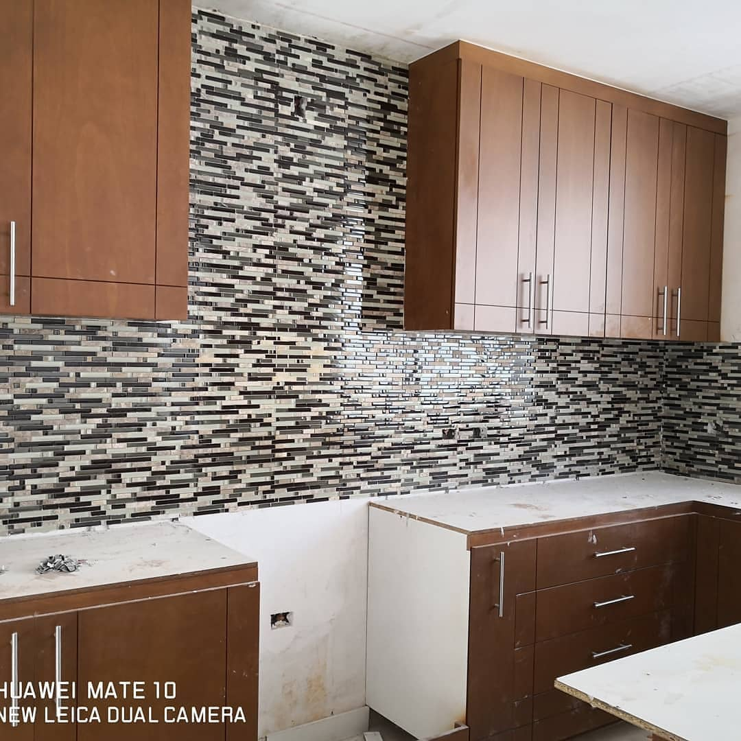 Interior moderno con acabados de piso profesionales instalados por PisoPro